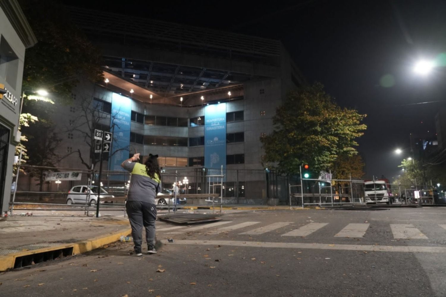 Con hidrolavadoras y 150 agentes así limpiaron las calles tras el acto