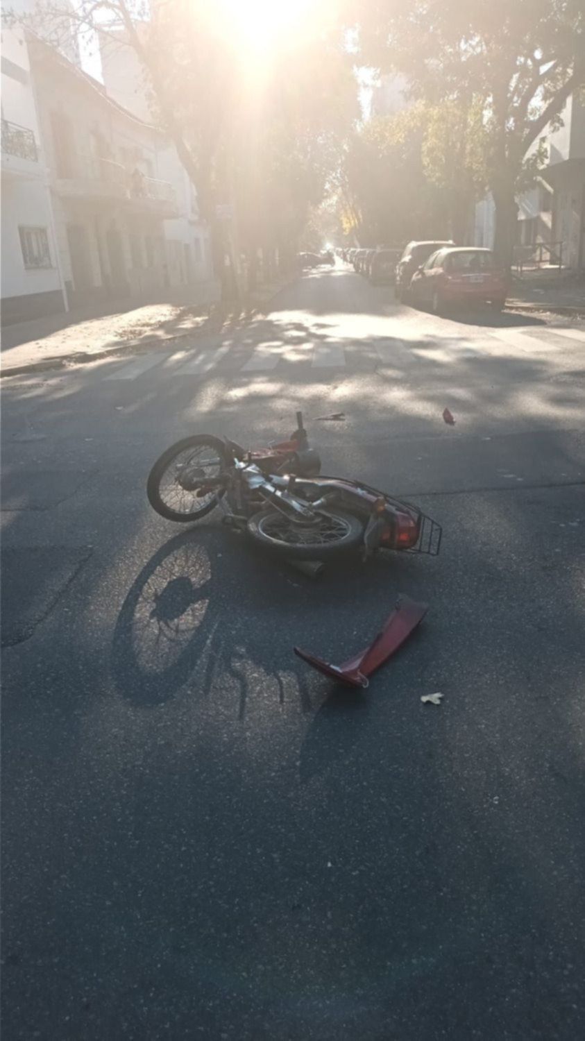 Brutal Accidente En La Plata Un Motociclista Choc Con Un Auto Y Se