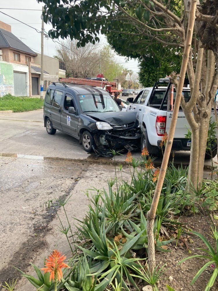 Fuerte Choque Entre Dos Camionetas En La Plata Hay Heridos