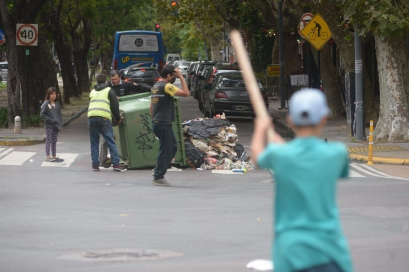 Contenedores Cortes Y Pol Mica Por Una Nueva Protesta De