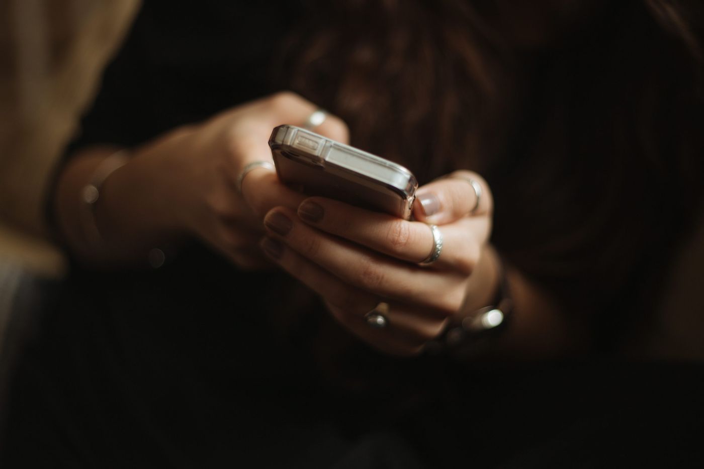 La difusión no consentida de imágenes íntimas se convirtió en una problemática cada vez más frecuente entre adolescentes La difusión no consentida de imágenes íntimas se convirtió en una problemática cada vez más frecuente entre adolescentes