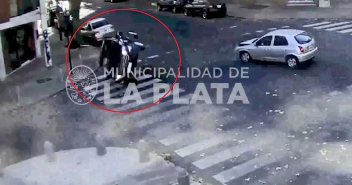 El Video De Impresionante Vuelco De Una Camioneta En La Plata