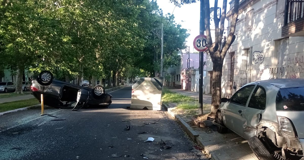 Choque de película en La Plata se subió a la vereda chocó un auto