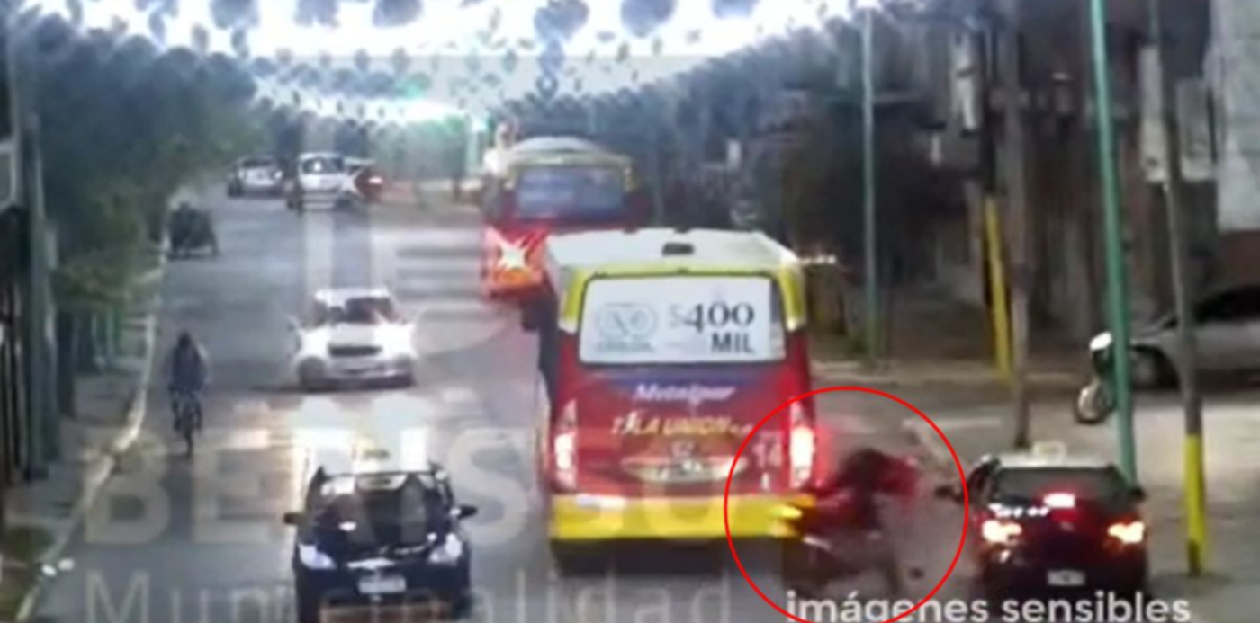 Video Un Motociclista Intent Pasar A Un Micro Choc Con Un Taxi Y