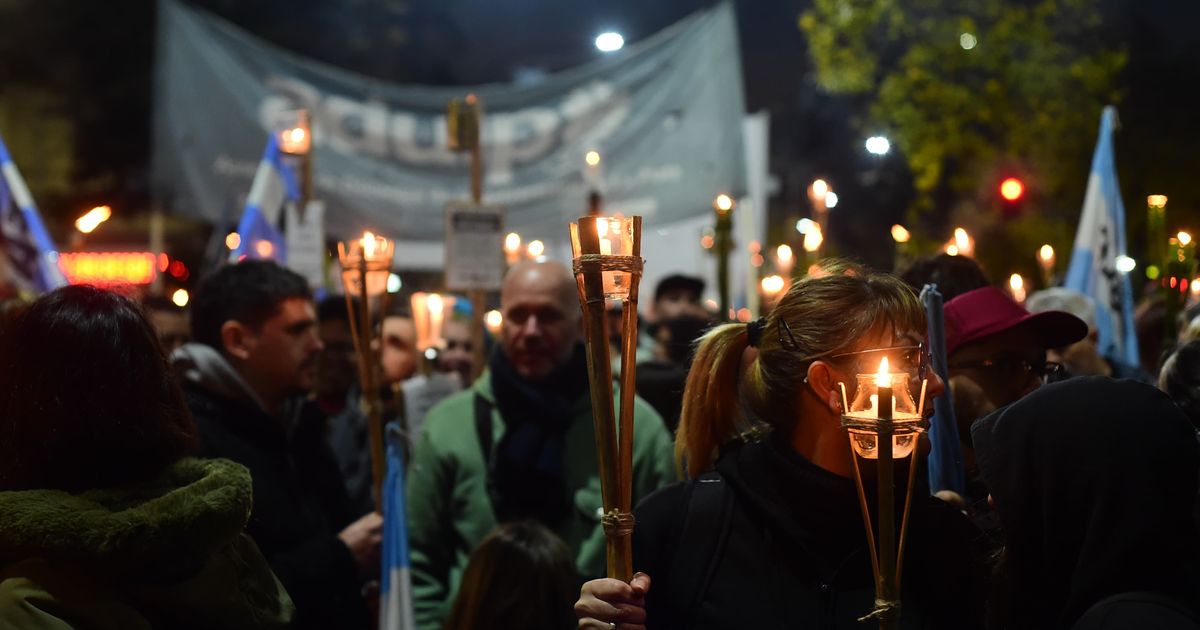 Docentes Y Estudiantes De La Unlp Marcharon Con Antorchas Por La Plata