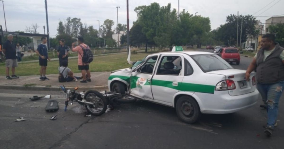 Fatal accidente en La Plata murió un motociclista tras chocar con un taxi