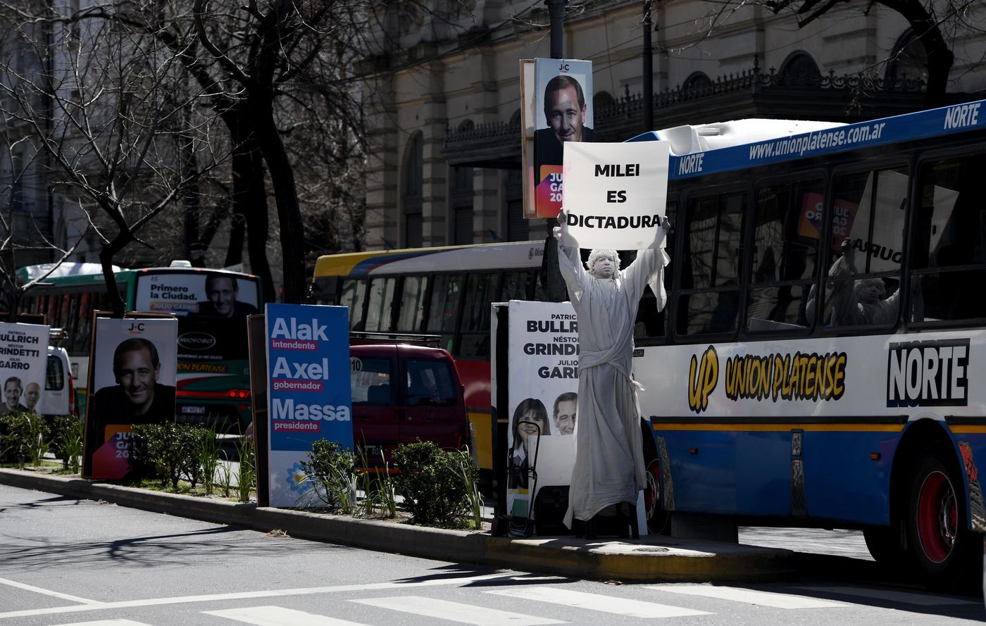 La estatua viviente de La Plata reapareció con mensajes contra Javier Milei