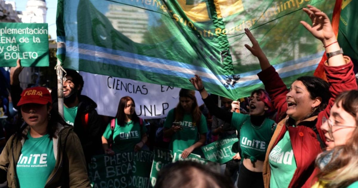 Estudiantes De La Unlp Marcharon Para Pedir Por El Boleto Educativo Y