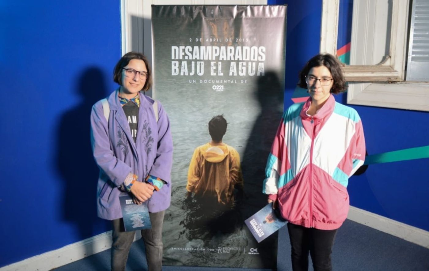 Con dos funciones a sala llena se estrenó Desamparados bajo el agua