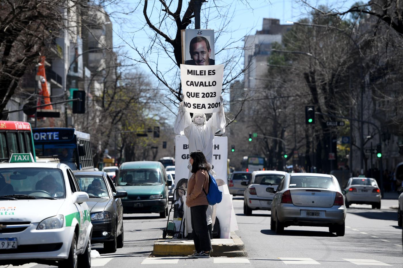 La Estatua Viviente De La Plata Reapareci Con Mensajes Contra Javier Milei