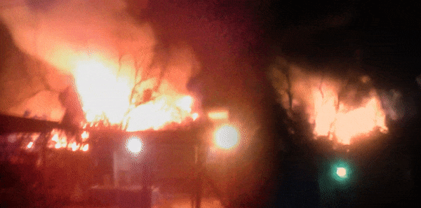 videos: asi fue el voraz incendio que destruyo las casas de cinco familias en la plata