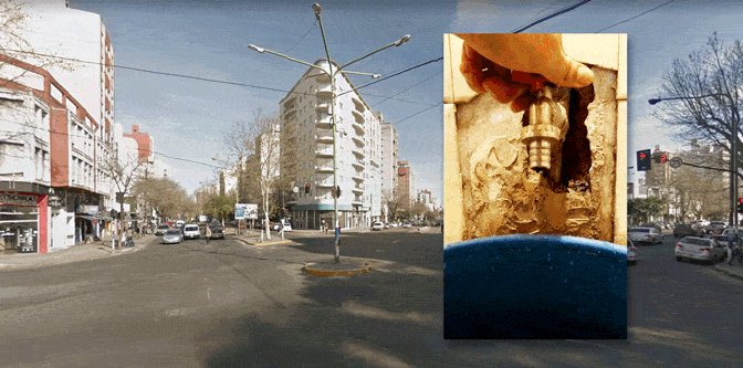 en medio del calor, el agua sale como chocolate de las canilla de el mondongo