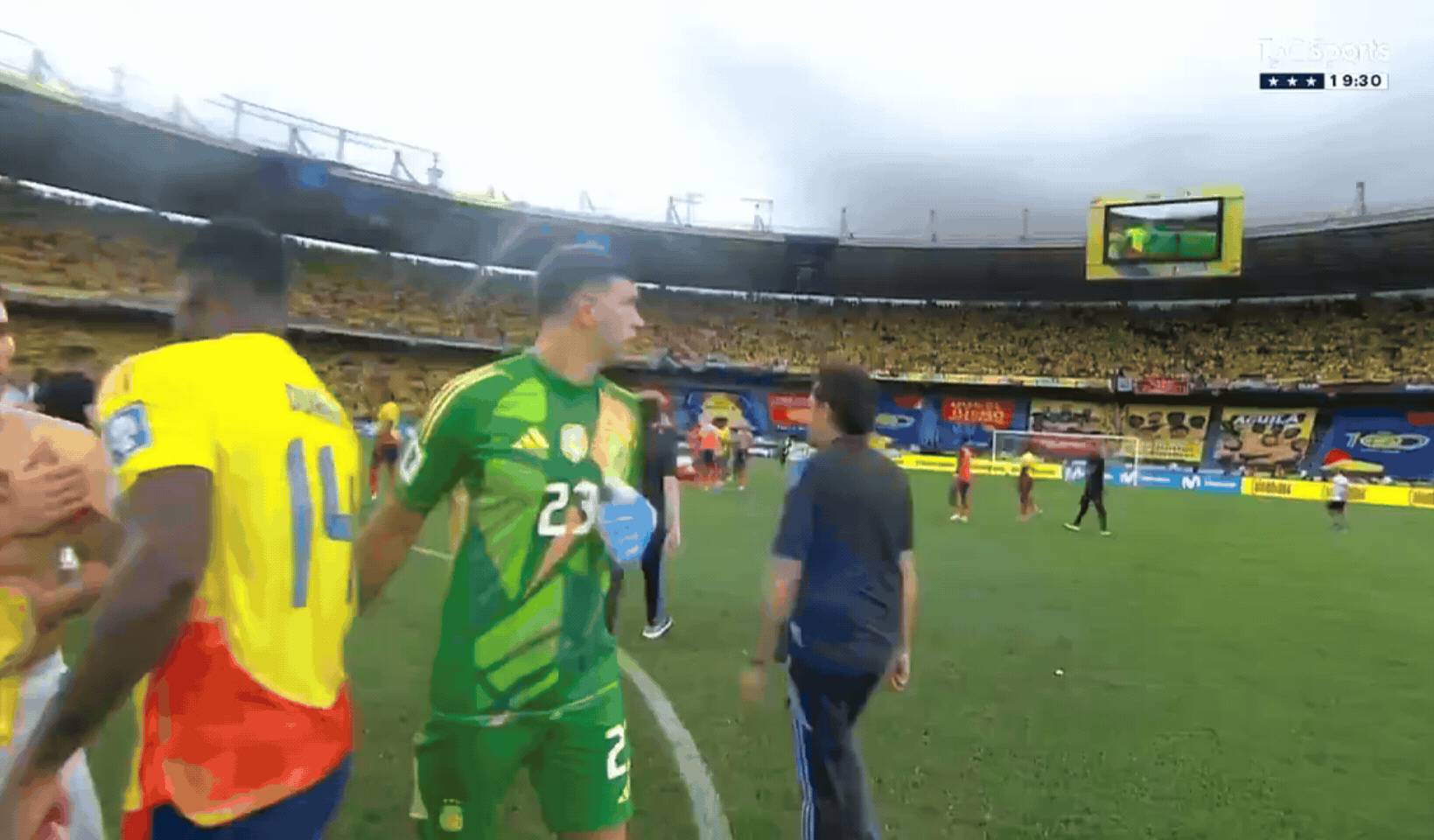 pidieron que dibu martinez sea sancionado por golpear una camara de la tv