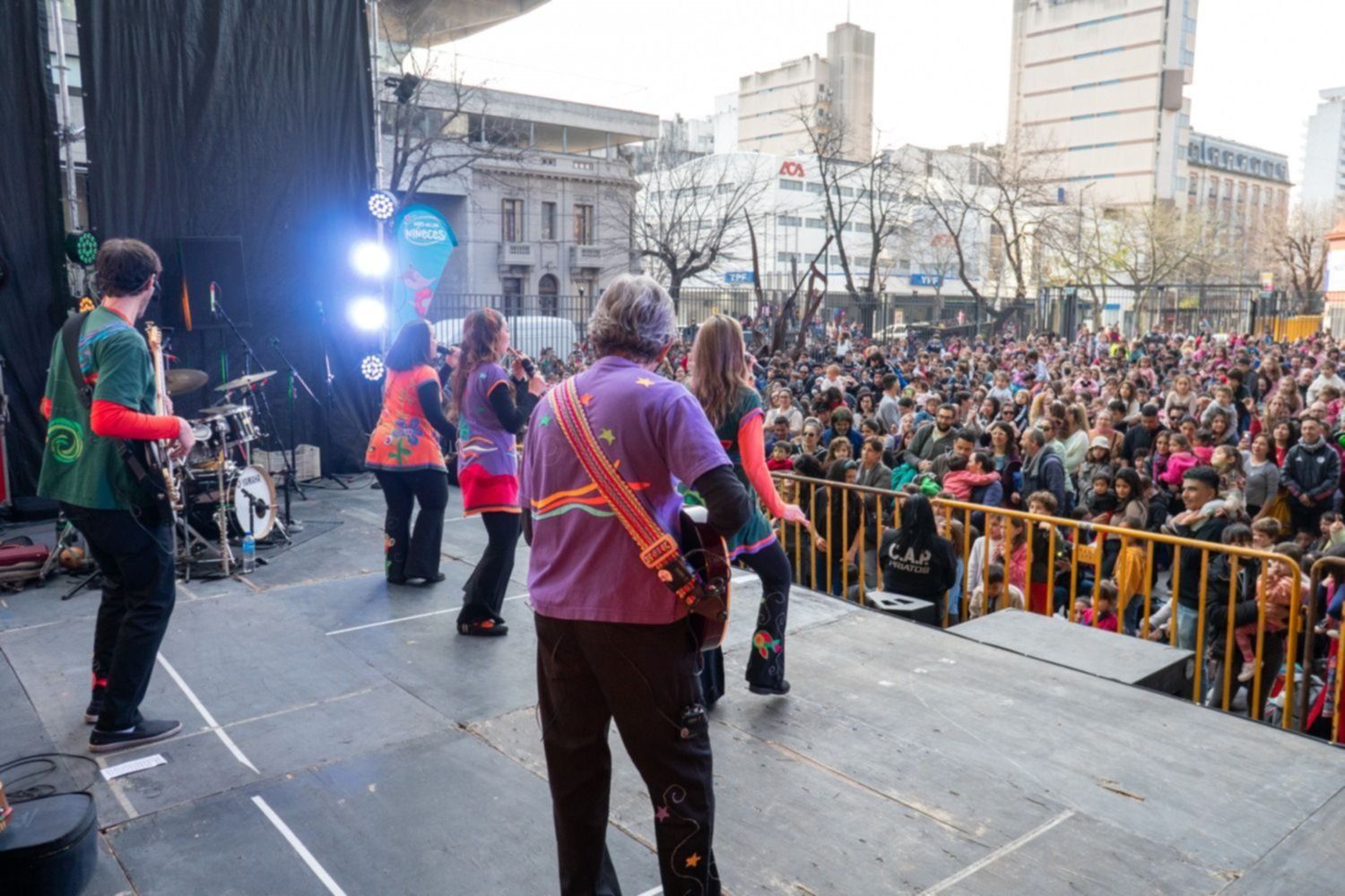 Multitudinario Show De Canticuénticos En La Plaza Seca Del Teatro Argentino 