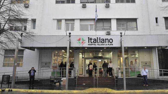 fueron a entregar una notificacion, los recibieron a piedrazos y terminaron en el hospital