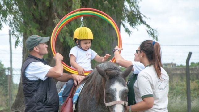 un nene de tres anos hace un tratamiento de equinoterapia en una carcel de melchor romero