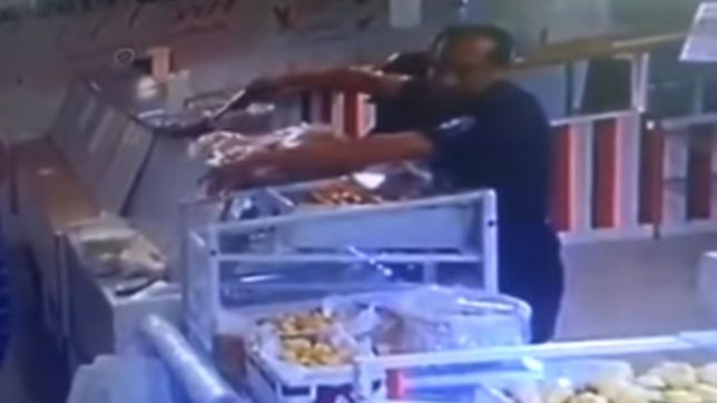 detuvieron a uno de los policias que asalto una panaderia de olmos y quedo filmado
