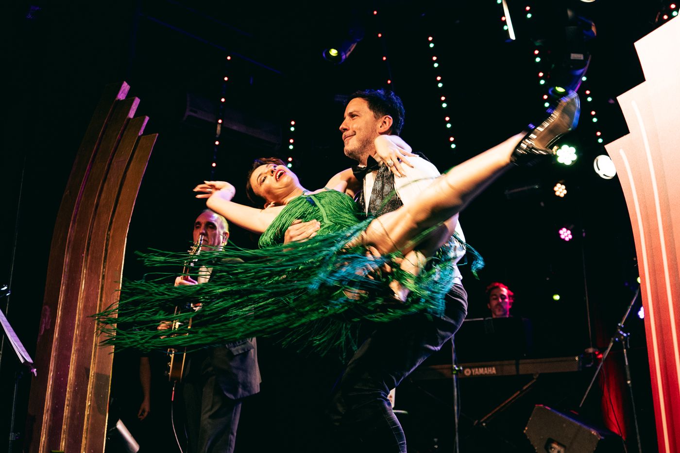 Elizabeth Karayecov y su banda se presentan en el Teatro Bar de La Plata