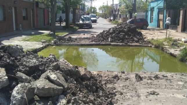 en berisso una calle se transformo en una pileta de agua verde por una obra inconclusa