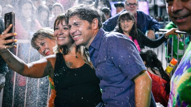 espuma, musica y comparsas: axel kicillof estuvo en el carnaval de ensenada