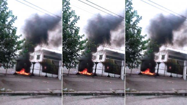 empleados municipales prendieron fuego en la delegacion de altos de san lorenzo