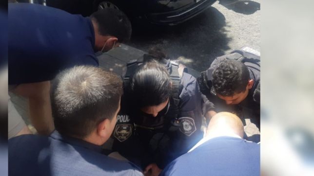 heroico rescate de una policia: le hizo rcp y le salvo la vida en pleno centro de la plata