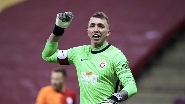 estudiantes apunta a fernando muslera pero tiene competencia en el extranjero