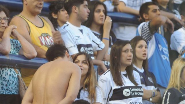 la campana de hinchas de gimnasia para ir a vacunarse con la camiseta del lobo