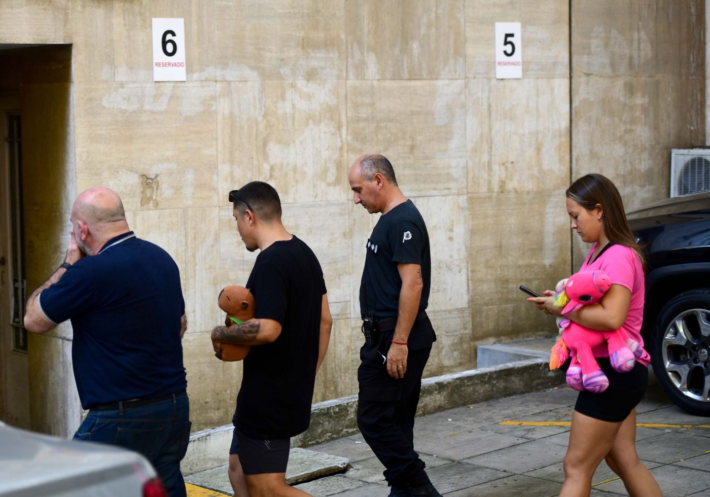 Los padres de Kim Gómez entrando a la audiencia pública en los Tribunales de La Plata.