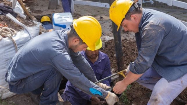 absa realizo recambio de canerias en las redes de agua de barrios de la plata