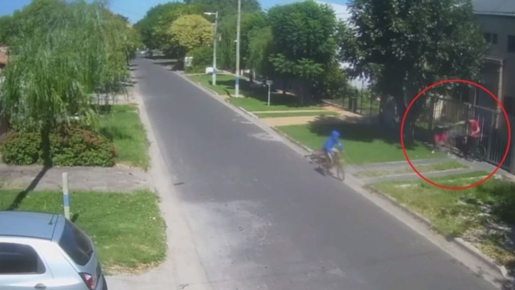 VIDEO: Sorprendieron a un ciclista en la puerta de la casa y lo asaltaron en segundos