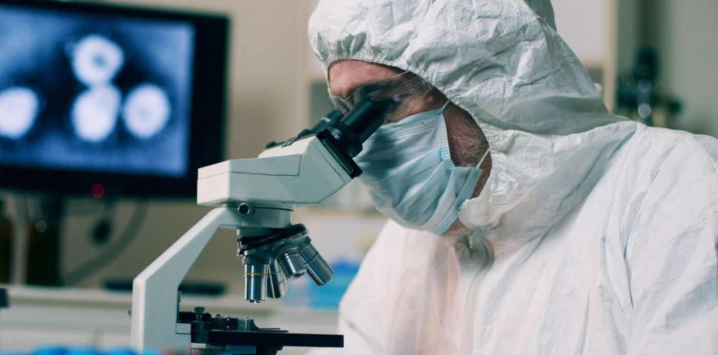 Investigadores OMS microscopio