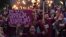 con una masiva marcha de antorchas, la comunidad de la unlp volvio a reclamar mas presupuesto con una masiva marcha de antorchas, la comunidad de la unlp volvio a reclamar mas presupuesto