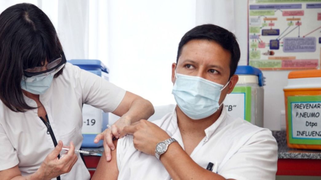 En Argentina ya hay más personas vacunadas por COVID que el número total de infectados