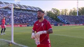 el llamativo regalo que le hizo el arquero de huracan a un hincha de gimnasia