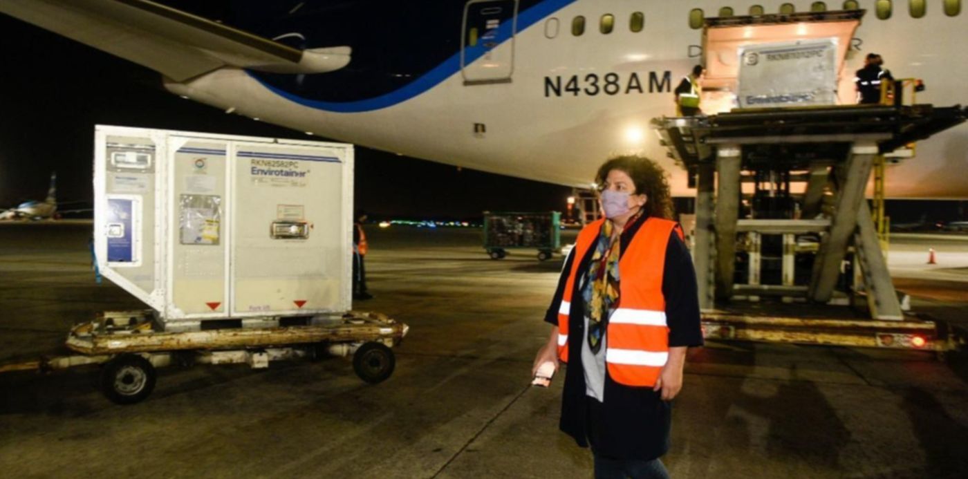 Llegada de vacunas de AstraZeneca desde méxico - CArla Vizzotti recibe vacunas