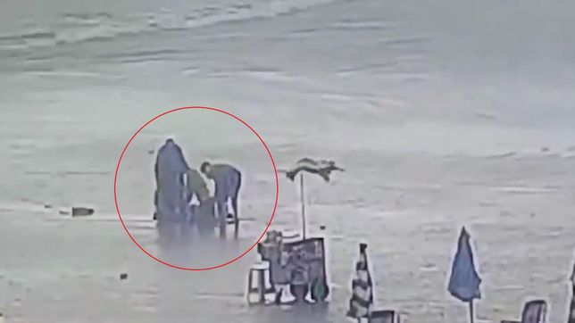 video: un rayo mato a una mujer en una playa y provoco siete heridos