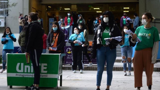 casta, robo de carteles y desaparicion de boletas: el primer dia de elecciones en la unlp