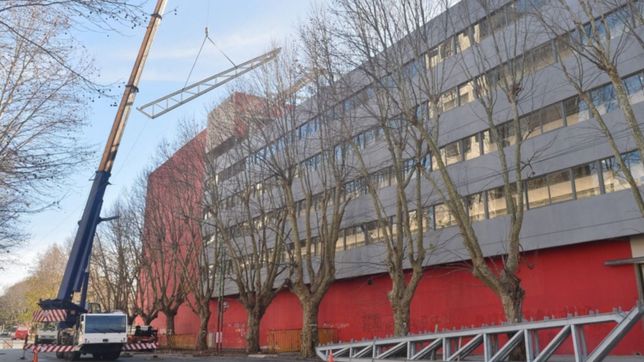 arranco el montaje de las vigas sobre el techo del estadio de estudiantes