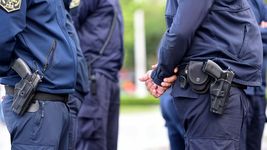 dos jubilados escondian una fortuna en una biblioteca, pero entraron a su casa y les robaron todo dos jubilados escondian una fortuna en una biblioteca, pero entraron a su casa y les robaron todo