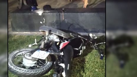 Un joven lucha por su vida tras chocar con su moto contra un enorme bloque de cemento