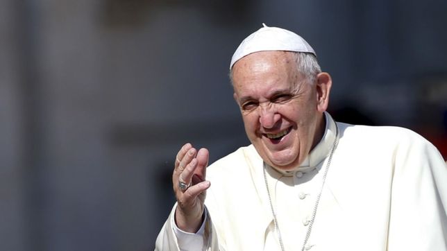 el papa francisco fue operado por diverticulos en el colon y aseguran que reacciono bien