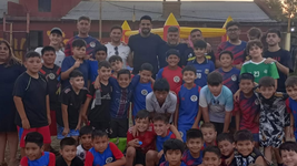 la visita estelar de un jugador de la seleccion en un club de barrio de la plata la visita estelar de un jugador de la seleccion en un club de barrio de la plata