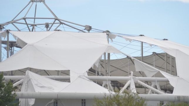 las rafagas de 120 km/h rajaron seis lonas del estadio unico