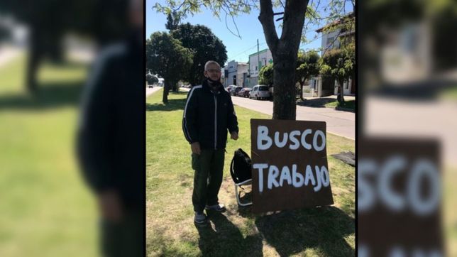 se quedo sin trabajo, busca uno a la vista de todos en una rambla de la plata y es viral