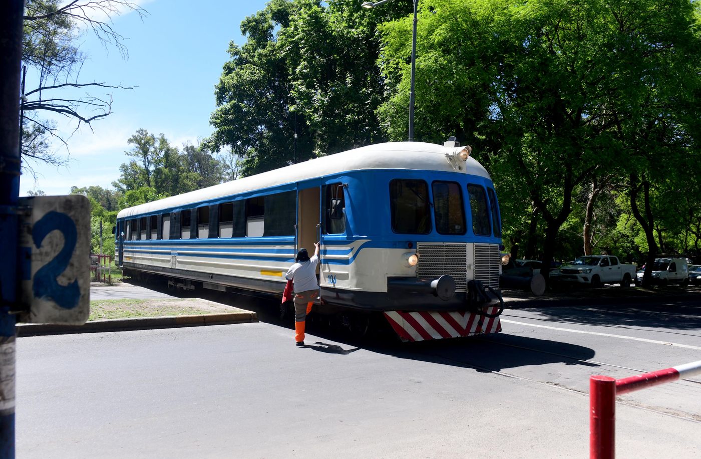 Los dos trabajados ferroviarios recorren las calles de La Plata a bordo del Tren Universitario.