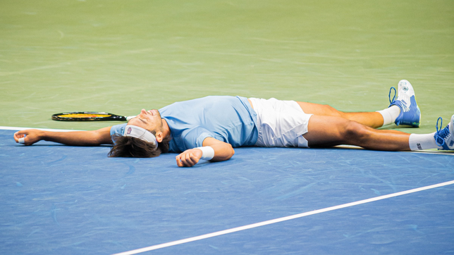 el debut sonado del platense thiago tirante en la copa davis que dejo una zapatilla rota y un triunfo epico