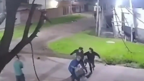 Molieron a golpes a un vecino de Los Hornos en plena calle