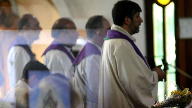 finalmente, haran un escrache en la iglesia de gonnet donde daba misa eduardo lorenzo