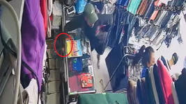 se hizo pasar por cliente en un local de ropa de los hornos, distrajo a la empleada y le robo el celular se hizo pasar por cliente en un local de ropa de los hornos, distrajo a la empleada y le robo el celular